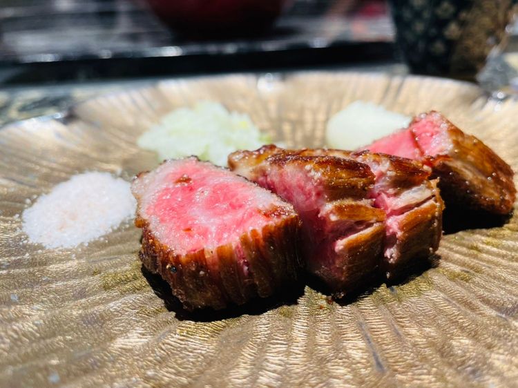 「日本A5和牛/醃漬芥末/蒜香慕斯」使用A5等級和牛紐約客，油花均勻分布打造入口即化的極致口感。曾仲葳攝