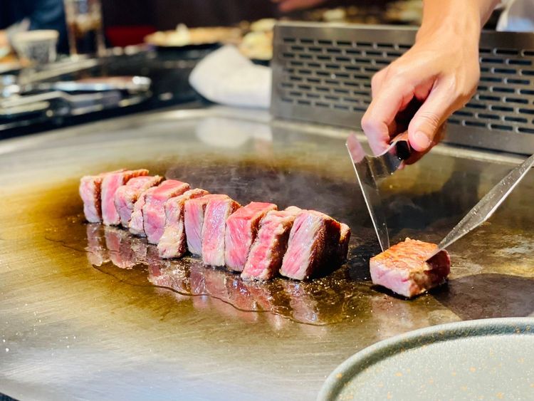 1人2000元的無菜單料理吃的到A5和牛紐約客牛排。曾仲葳攝