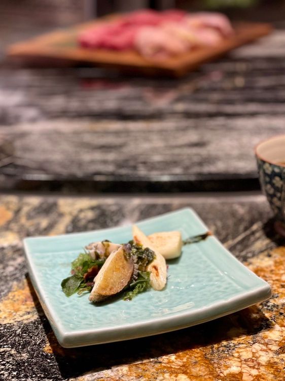 「活鮑/海藻/蛤汁海苔」鮮嫩鮑魚吸附檸檬的酸香與昆布的天然鹹味。曾仲葳攝