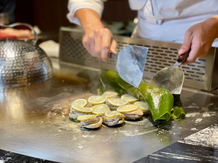 「活鮑/海藻/蛤汁海苔」的處理方式相當特別，覆蓋上檸檬片、日本昆布，並在昆布上撒鹽吸取自然鹹味。曾仲葳攝