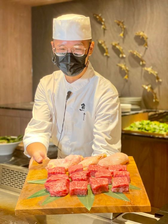 魚貫鐵板燒主食相當豐富，除了龍蝦、鮑魚外還有A5和牛及童子雞。曾仲葳攝