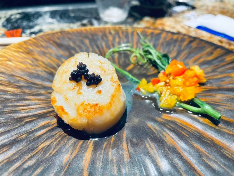 「北海道干貝/魚子醬/柑橘芥末」選用超大顆北海道干貝乾煎，綴以魚子醬。業者提供