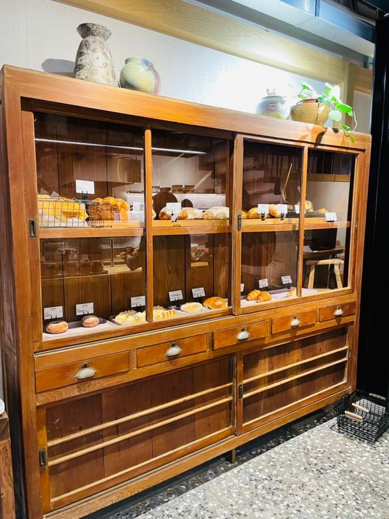 麵包陳列櫃是五方食藏創辦人Susan的私人收藏老傢俱。曾仲葳攝