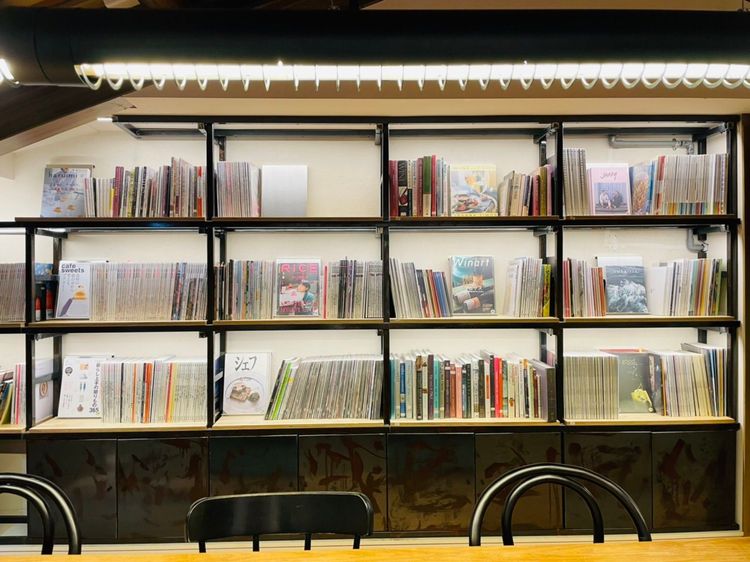 這是五方食藏大稻埕店與boven雜誌圖書館共同打造的閱覽室，共1200本以上藏書。曾仲葳攝