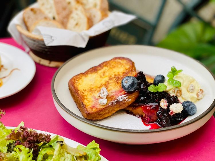 綜合莓果法式吐司售價280元。曾仲葳攝