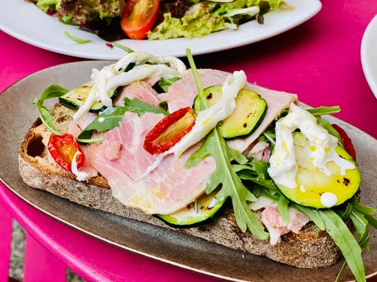 火腿與絲綢乳酪酸麵包售價320元。曾仲葳攝