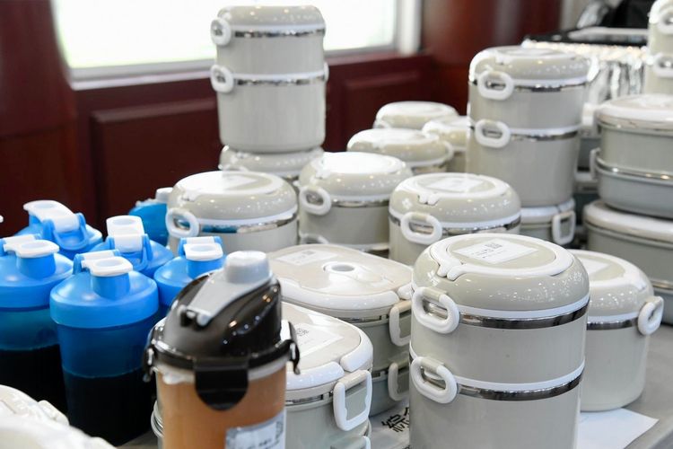 環保餐盒用畢後由專人清洗消毒，再度循環利用。花蓮縣政府提供