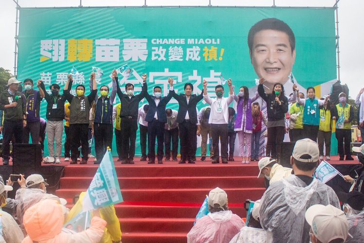 徐定禎竹南造勢活動冒雨進行，無黨籍竹南鎮長候選人康世儒（左1）也罕見同台造勢。徐定禎競總提供