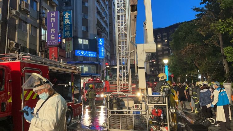 起火點位於台北市精華地帶，引起民眾圍觀。翻攝畫面