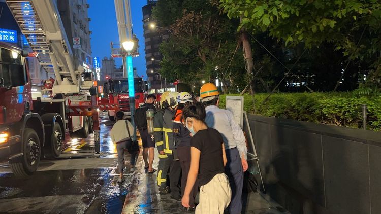 SOGO對面火警，引起路人圍觀。翻攝畫面