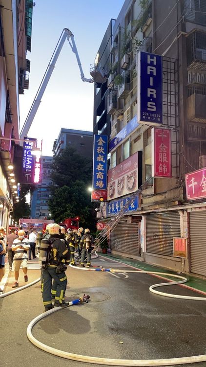 火勢目前已由消防人員撲滅。民眾續彥華提供