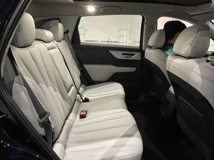 第二排空間在最大的狀態下，有著媲美大型車的膝部空間。林浩昇攝