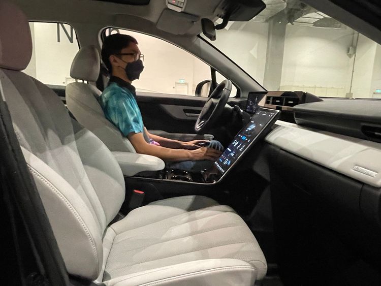 前座擁有不俗支撐性之餘，可以看到椅型刻意強化側面包覆性，並擁有腿靠延伸設計。林浩昇攝