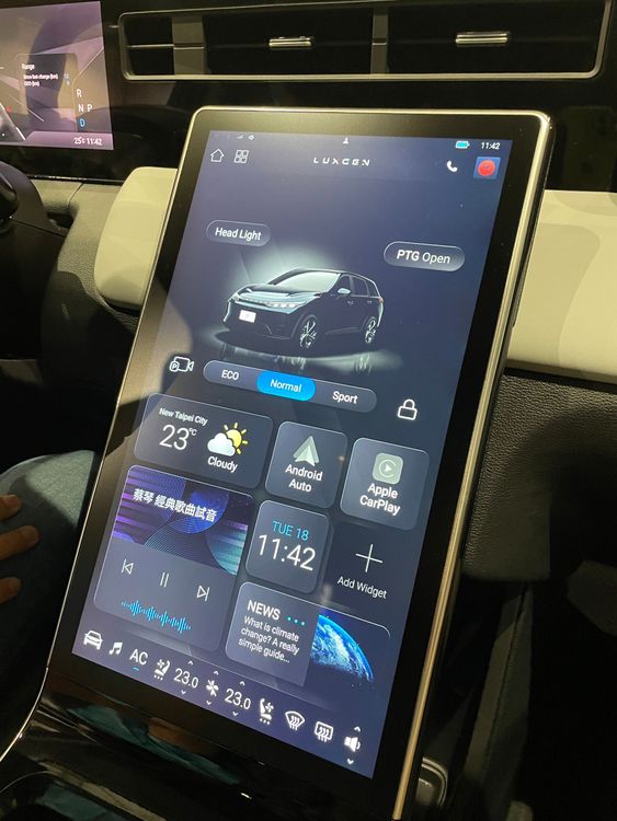 大面積的直立式螢幕，其中可看見整合了多項功能。林浩昇攝