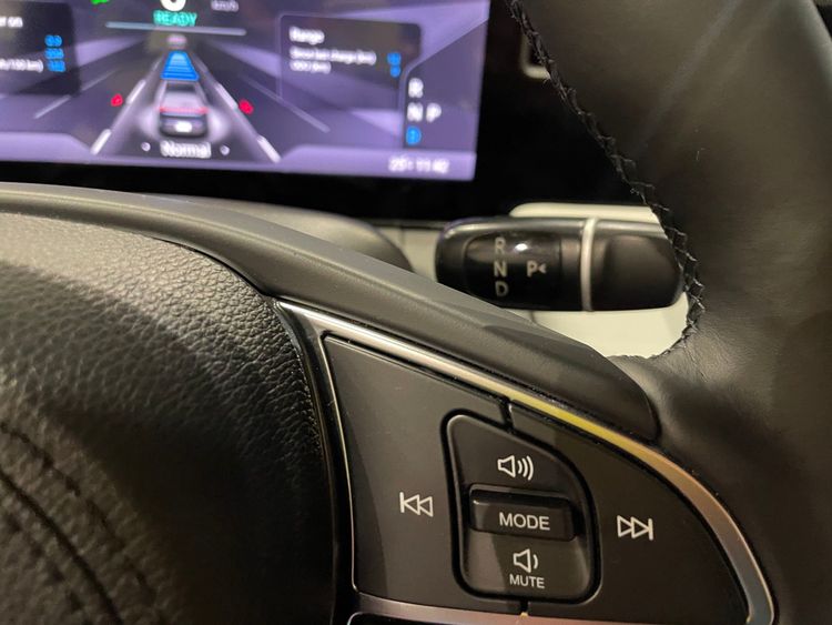 線傳排檔機構就在方向盤的右後方操作。林浩昇攝