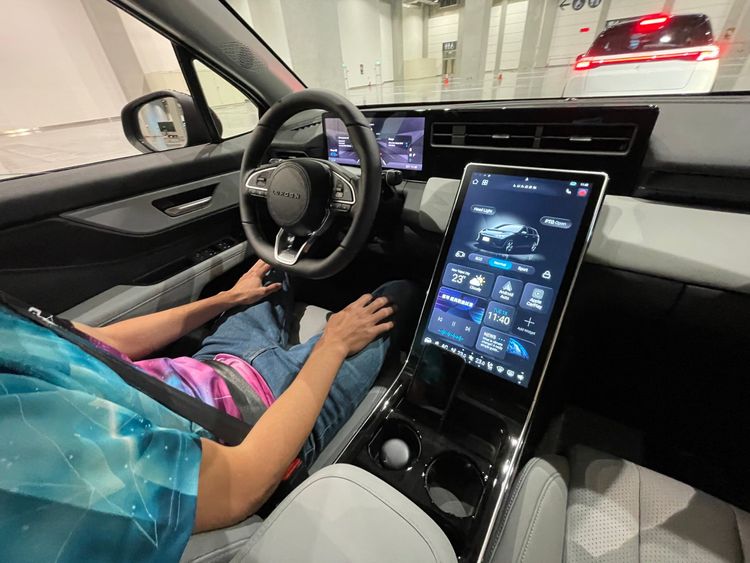 整體中控台簡潔不失科技感，試乘車並採用雙色基調，有著相當開闊的視野表現。林浩昇攝