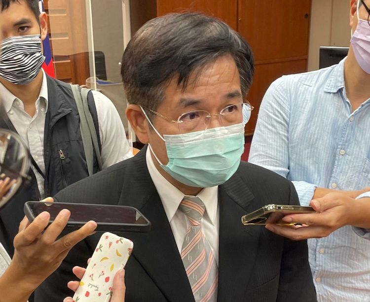 教育部長潘文忠承諾這學期學生一定會吃到4次石斑魚。陳明萱攝