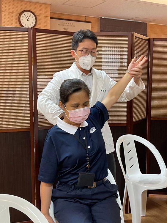 志工手臂痠麻，中醫協助伸展。慈濟提供