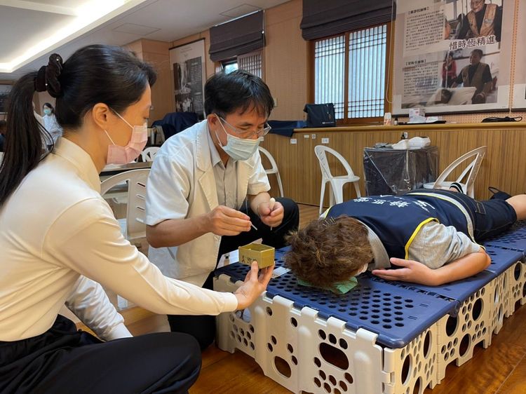 中醫義診震災志工。慈濟提供