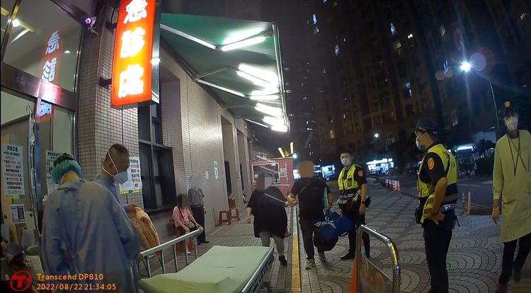 警車開道護送下，夫妻順利抵達醫院順產。翻攝畫面