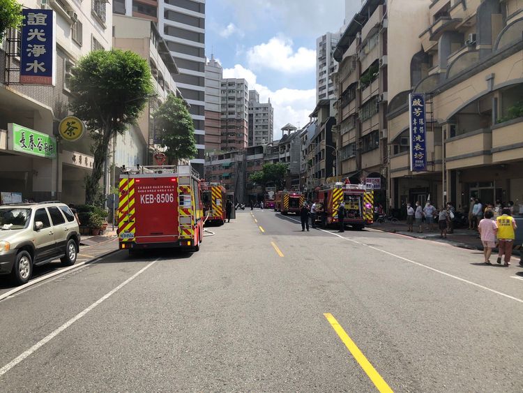 警方與消防人員共疏散大樓40戶人家。讀者提供