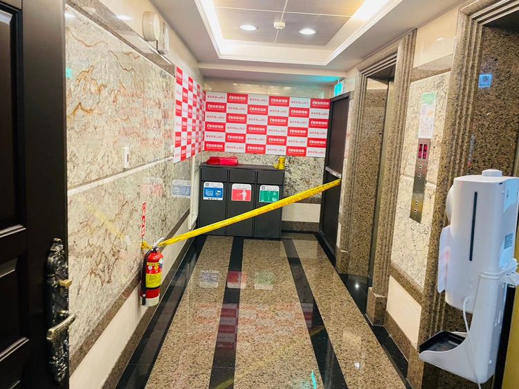 警方在電台外拉設封鎖線。翻攝畫面