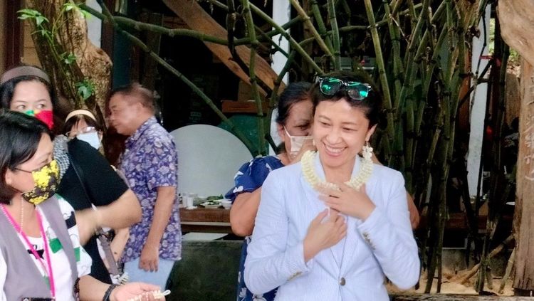 馬紹爾共和國文化部長夫人Lina-Lucy Kijiner Kisino贈送以馬紹爾當地貝殼編製而成的耳環與項鍊。翻攝畫面