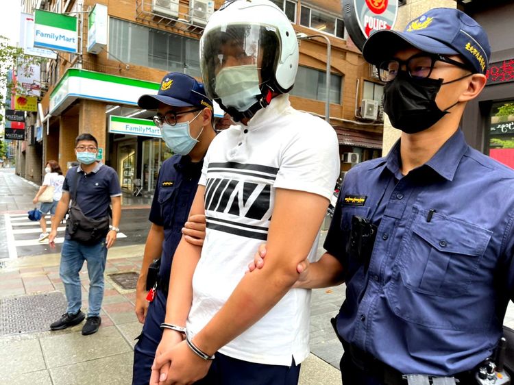 行兇黃男被依殺人罪嫌移送法辦。翻攝畫面