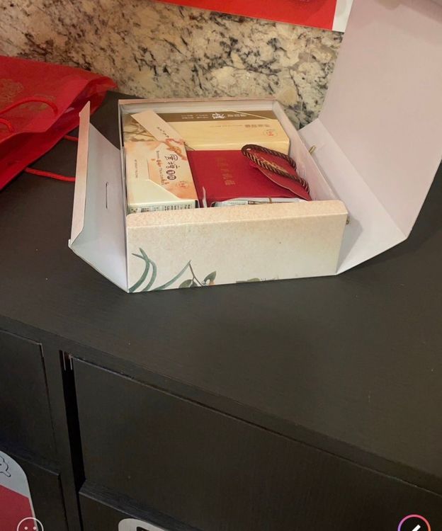 民眾在電台外放置包裹。翻攝畫面