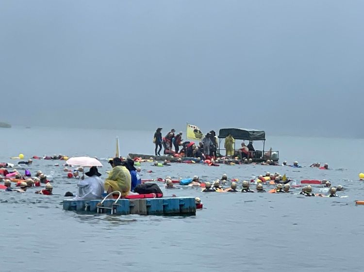 泳渡日月潭不畏颱風登場，活動開始前兩小時就有20多名泳客失溫求救。楊靜茹攝