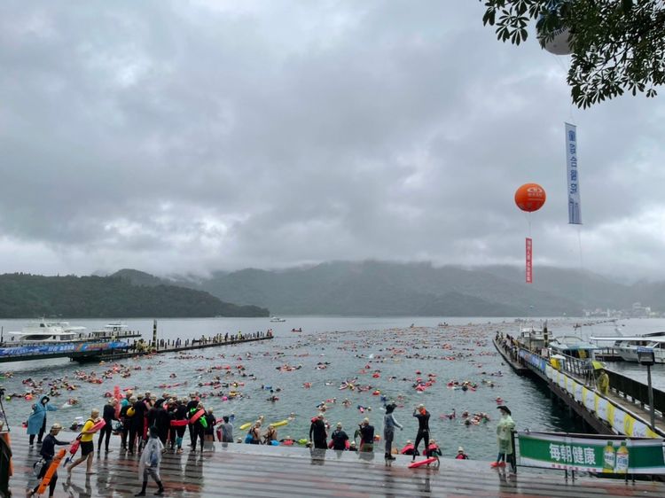 南投縣政府指出參加萬人泳渡活動隊伍報大率達九成。楊靜茹攝
