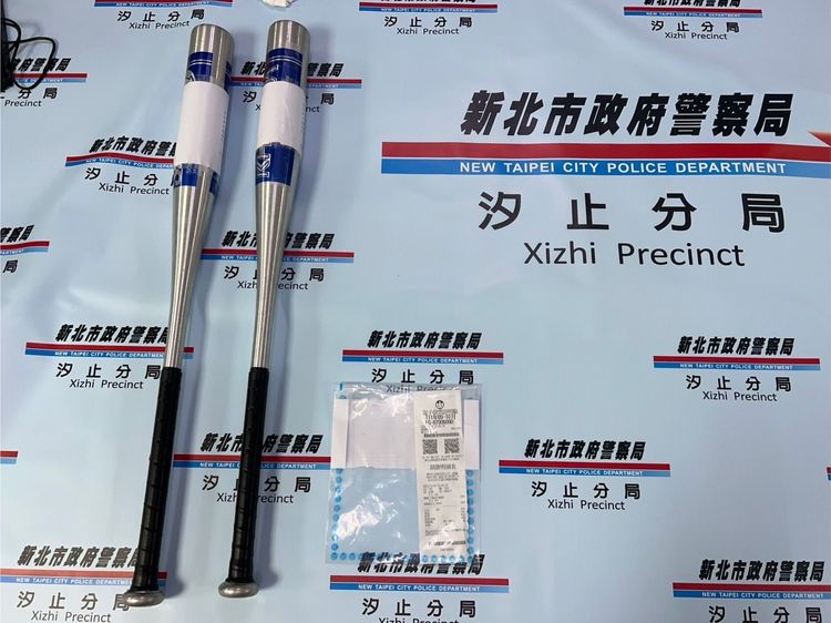 警方查扣焦男作案用的球棒。翻攝畫面