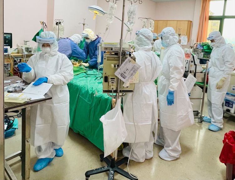 台中榮總兒科醫療團隊全副武裝進入手術房幫男嬰裝置葉克膜搶命。台中榮總提供