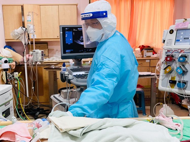 男嬰新冠併發猛爆性心肌炎導致全身器官衰竭，醫療團隊緊急幫男嬰洗腎搶救性命。台中榮總提供