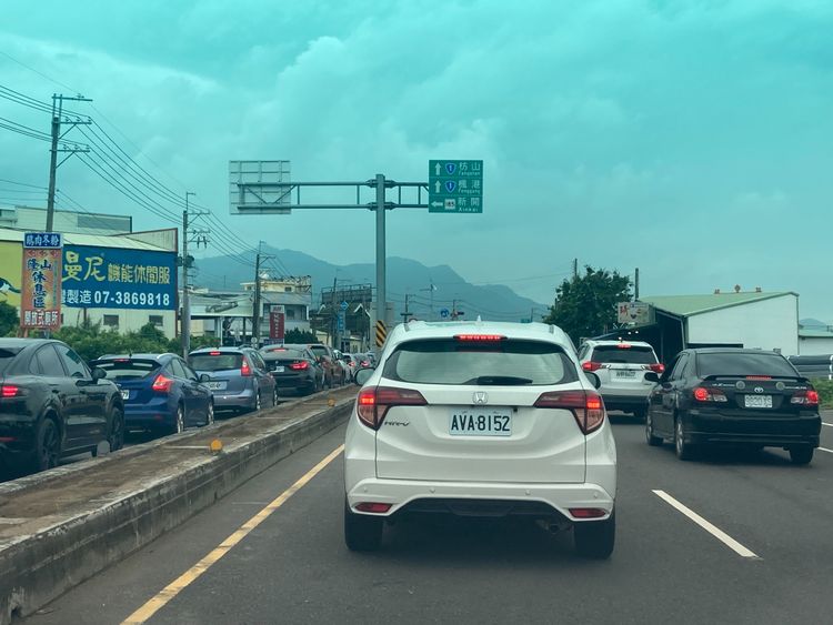 南下墾丁假期湧車潮，但沿路種樹百里工程造成嚴重堵車。陳宏銘攝