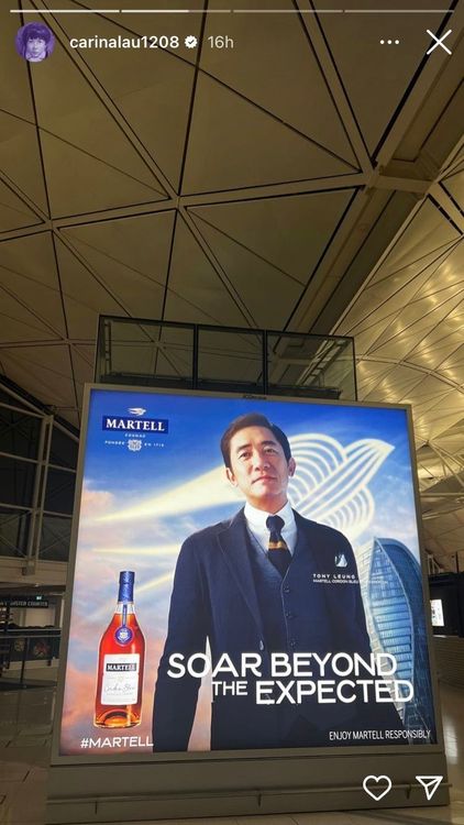 劉嘉玲先在香港機場「偶遇」梁朝偉廣告燈箱。翻攝自劉嘉玲IG