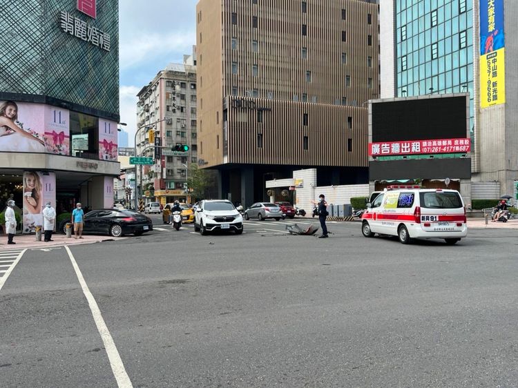 高雄市一輛救護車今天上午８時許在新興區中正三路、林森一路口與保時捷Panamera 4S發生車禍。讀者提供