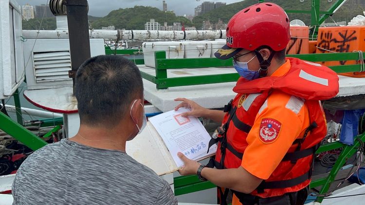 海巡人員勸說民眾勿接近海邊。海巡提供。