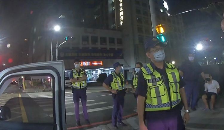 嫌犯連勝文（右1，穿白上衣）)亂報身分證字號。讀者提供