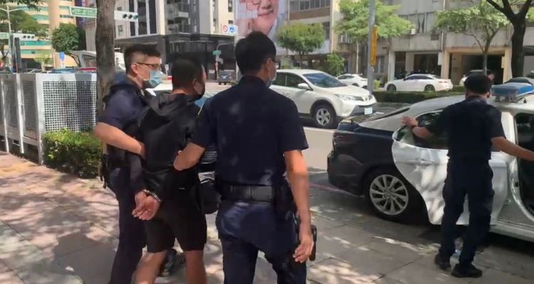 警方訊後將高雄的連勝文(左2)依法解送歸案。讀者提供
