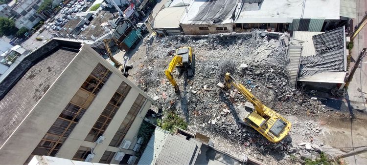 玉里鎮樓塌現場力拼清空。攝影中心