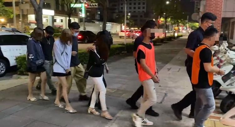 警方將店內工作人員及蔣姓等3名女服務生帶回警局。讀者提供