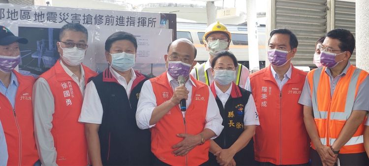 蘇貞昌及徐榛蔚傅崐萁三人在東里火車站會合。陳明中攝