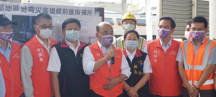 蘇貞昌表示昨天視訊作業出錯，必須要改進，也感謝花蓮縣長徐榛蔚（右三）說明災情，他已要求相關部會盡力協助，減少民眾不便。鄭孟晃攝