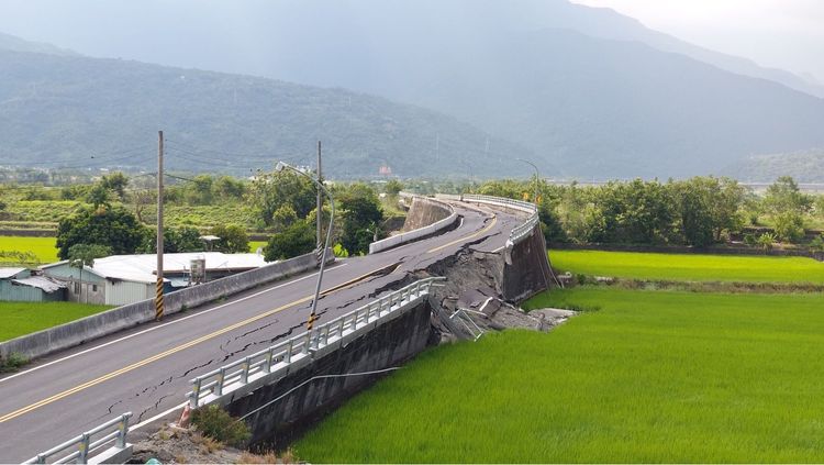 余先生家就住在橋旁，如今對外橋已斷該如何是好。陳明中攝