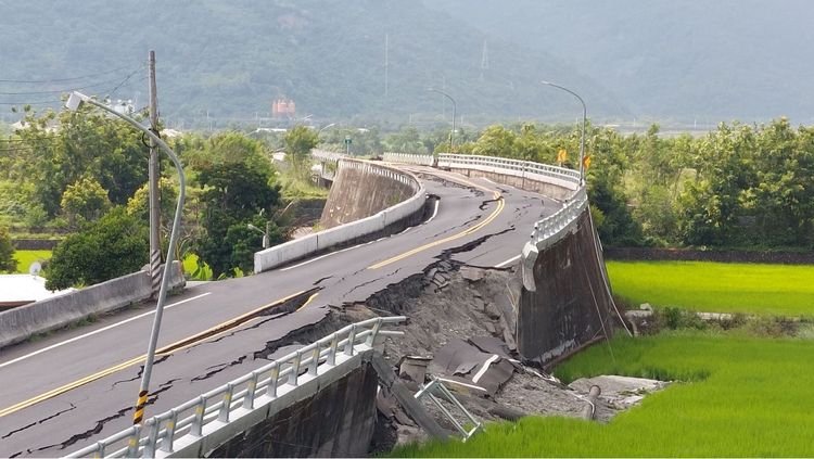 花蓮玉里高寮大橋東側被震毀。《壹蘋採訪團隊》攝影