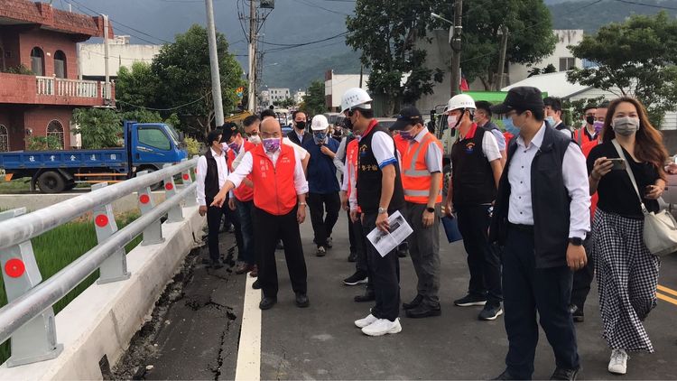 蘇貞昌視察橋樑受損情形。陳明中攝