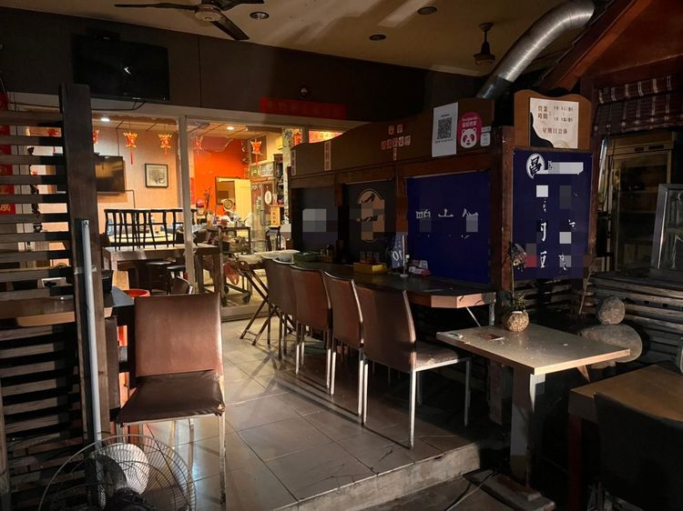 被害人黃男的小吃店遭砸，攤架及大門玻璃均毀損。讀者提供