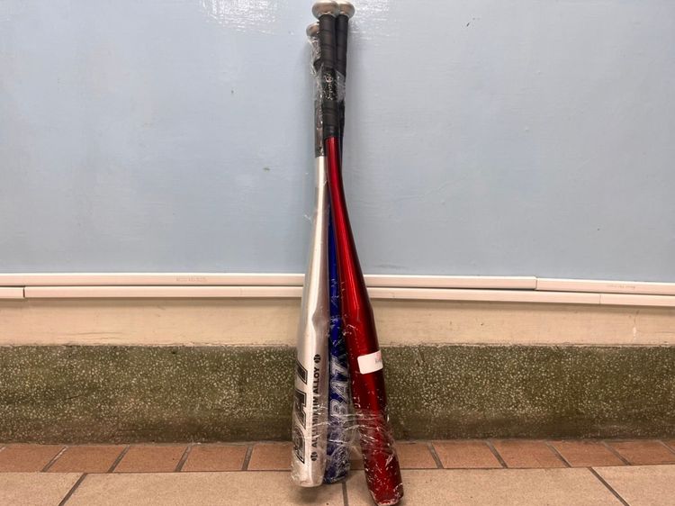 警方查獲3把用來砸店的鋁製球棒。讀者提供