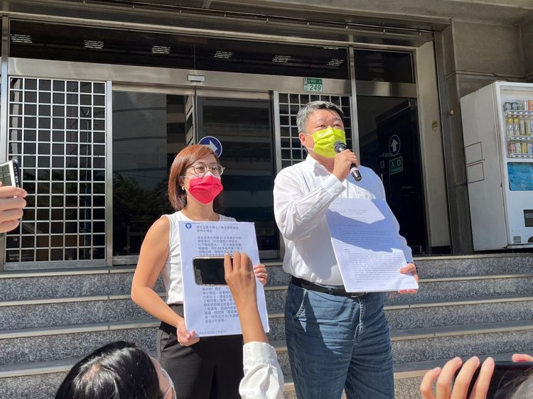 林佳龍競辦發言人何博文到地檢署控告侯辦「警大聲明」涉及偽造文書。競辦提供